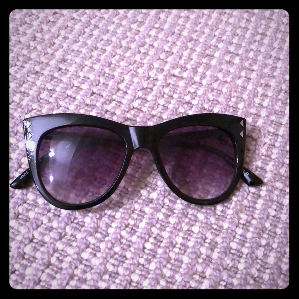 Cat-eye sunglasses
